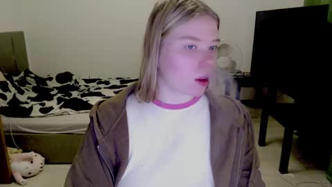 Snapshot of kitten_jenny01 chatting on December 2024 06:53:02 AM Jennyblonde and Emmabrunette online show from December 2024 06:53:02 AM