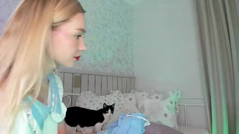 sophie online show from April 2026 06:23:01 PM