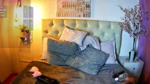 Snapshot of kitty_vibes_ chatting on November 2025 07:24:02 PM K I T T Y online show from November 2025 07:24:02 PM