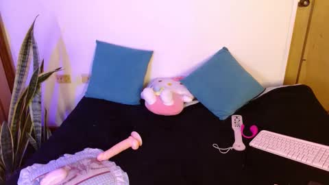 LAURA  help me reach 100likes online show from October 2025 07:14:02 PM