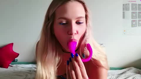 Snapshot of kittymiasofi chatting on April 2026 10:52:02 AM kittymiumiu online show from April 2026 10:52:02 AM