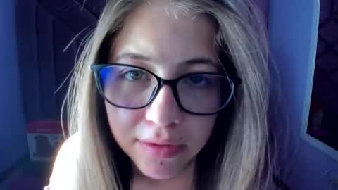 Snapshot of kittypinky01 chatting on May 2026 03:52:01 PM Sarah online show from May 2026 03:52:01 PM