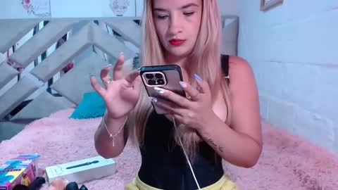 Snapshot of kittyzevee_ chatting on February 2025 12:20:01 AM kittyzevee_ online show from February 2025 12:20:01 AM