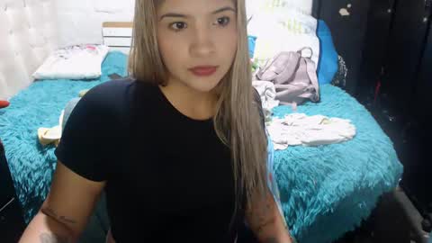 Snapshot of kittyzevee_ chatting on September 2025 10:25:01 PM kittyzevee_ online show from September 2025 10:25:01 PM