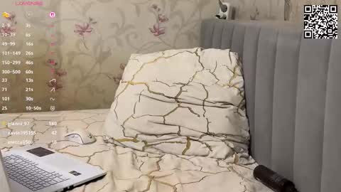 Snapshot of klikerstokens chatting on December 2025 08:13:02 PM Louise and Mark online show from December 2025 08:13:02 PM