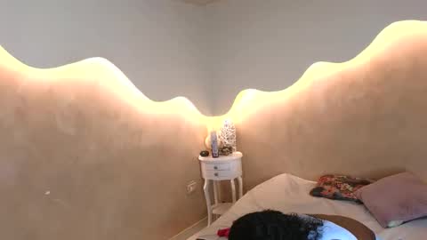 K L O E online show from September 2025 12:09:01 PM