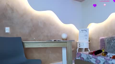 K L O E online show from October 2025 11:52:01 AM