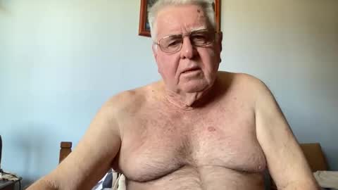 Snapshot of knights2001 chatting on October 2025 03:38:01 AM Aussiedude online show from October 2025 03:38:01 AM