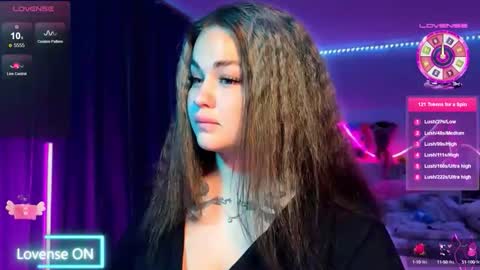 Mia online show from October 2025 07:54:01 PM