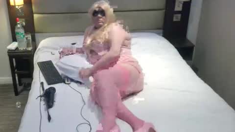 krazeholly42 online show from March 2026 09:32:02 PM