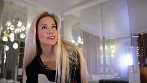 Kristina online show from November 2025 01:33:02 PM