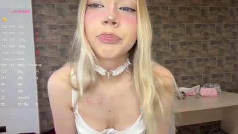 Snapshot of kristiancommes chatting on June 2026 04:21:02 PM Alisa online show from June 2026 04:21:02 PM