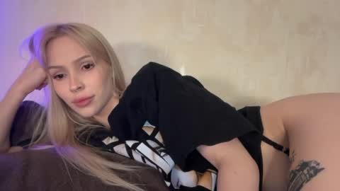 Snapshot of kristy_babe chatting on April 2026 11:42:01 PM Kristy and Alice online show from April 2026 11:42:01 PM