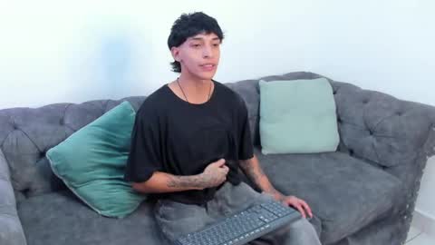 Snapshot of kroywave chatting on May 2026 03:01:02 AM Kroy Wave Muscle Tattoos Latino online show from May 2026 03:01:02 AM