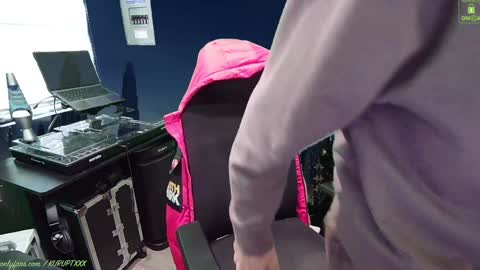 Snapshot of kuruptxxx chatting on January 2025 05:42:02 PM kuruptxxx online show from January 2025 05:42:02 PM