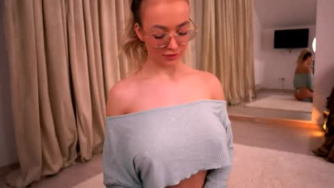 Snapshot of kyliejoyce chatting on May 2026 08:37:02 PM Kylie online show from May 2026 08:37:02 PM
