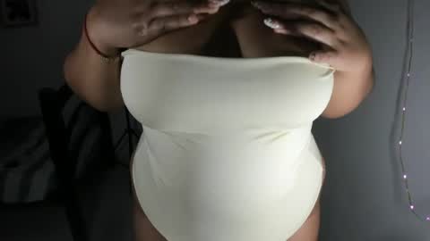Snapshot of la_pequena_culona chatting on May 2026 01:11:02 AM la_pequena_culona online show from May 2026 01:11:02 AM