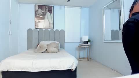 Cris  online show from February 2025 12:06:02 PM