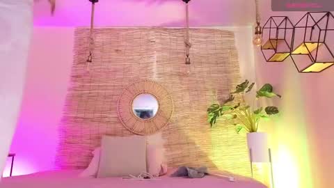 Cris  online show from February 2025 12:08:01 PM