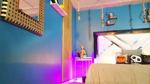 Cris  online show from October 2025 12:02:02 PM