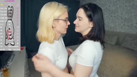 Violet and Isabel online show from May 2026 07:11:01 PM