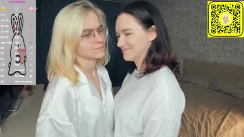 Violet and Isabel online show from May 2026 07:23:02 PM