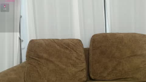 Mia online show from November 2025 06:39:01 PM