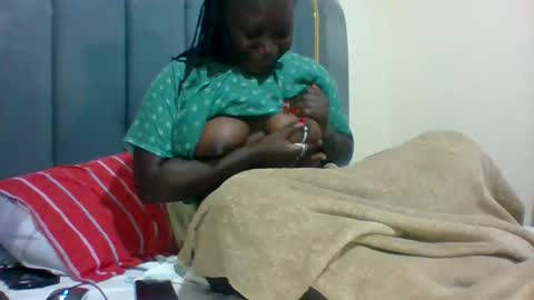 lindah32 online show from December 2024 06:28:01 PM