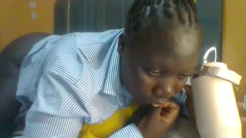 lindah32 online show from May 2026 10:37:02 PM
