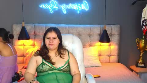 Snapshot of laia_and_aloby chatting on January 2025 03:22:02 PM online show from January 2025 03:22:02 PM