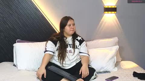 Snapshot of laia_and_aloby chatting on February 2026 10:39:01 PM online show from February 2026 10:39:01 PM