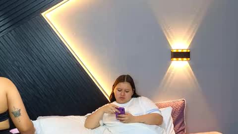 Snapshot of laia_and_aloby chatting on February 2026 10:52:02 PM online show from February 2026 10:52:02 PM