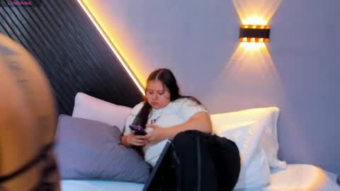 Snapshot of laia_and_aloby chatting on April 2026 12:27:01 AM online show from April 2026 12:27:01 AM
