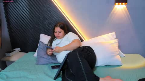 Snapshot of laia_and_aloby chatting on April 2026 10:45:01 PM online show from April 2026 10:45:01 PM