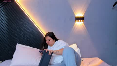 Snapshot of laia_and_aloby chatting on April 2026 10:27:01 PM online show from April 2026 10:27:01 PM