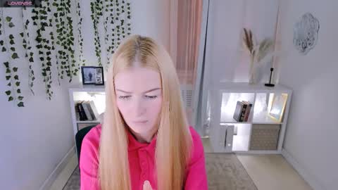 Snapshot of laly_peach chatting on November 2025 11:42:01 AM Laly online show from November 2025 11:42:01 AM