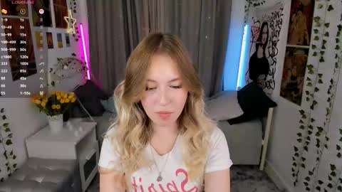 Lana online show from October 2025 09:22:01 PM