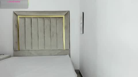 Julian online show from October 2025 07:02:02 PM