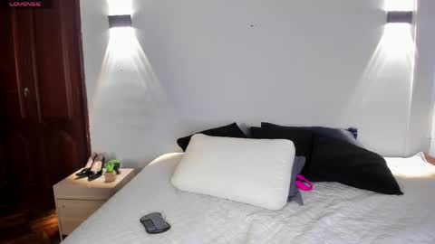 lara_reynolds_ online show from May 2026 07:52:02 PM