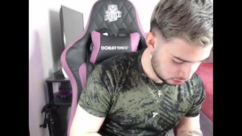 Snapshot of latam_ chatting on December 2024 12:18:01 AM YOUR BABY online show from December 2024 12:18:01 AM