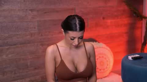 Latina online show from November 2025 07:02:02 PM