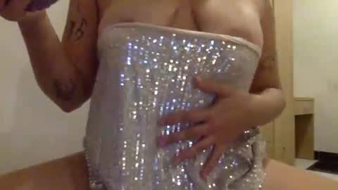 Snapshot of latinaoilprincess chatting on December 2025 11:37:02 AM Latina Oil Princess online show from December 2025 11:37:02 AM