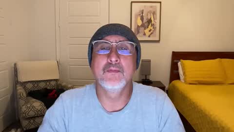 Snapshot of latinnous chatting on October 2025 03:43:02 AM QS - INDEPENDENT MODEL online show from October 2025 03:43:02 AM