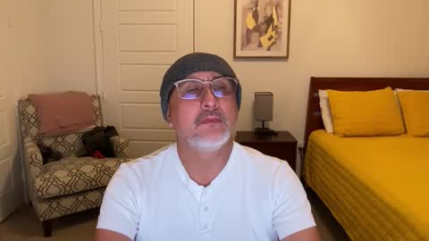 Snapshot of latinnous chatting on November 2025 04:07:01 AM QS - INDEPENDENT MODEL online show from November 2025 04:07:01 AM