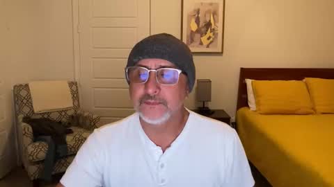 Snapshot of latinnous chatting on November 2025 04:01:02 AM QS - INDEPENDENT MODEL online show from November 2025 04:01:02 AM