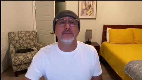 Snapshot of latinnous chatting on December 2025 03:33:01 AM QS - INDEPENDENT MODEL online show from December 2025 03:33:01 AM