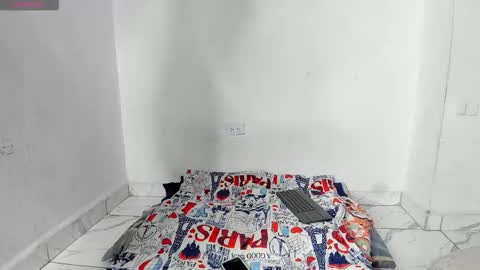 Snapshot of latinos_couples chatting on March 2026 03:21:01 AM James and Sara online show from March 2026 03:21:01 AM