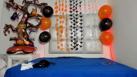 laura__js_ online show from October 2025 05:27:01 AM