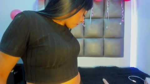 laura__js_ online show from November 2025 04:51:02 PM