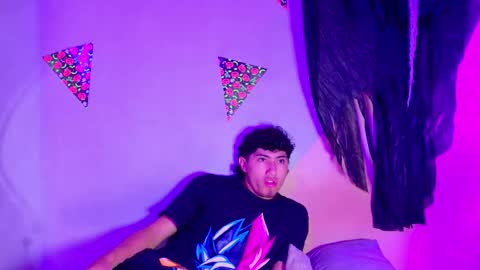 Snapshot of laura_and_kevin chatting on October 2025 01:45:01 PM laura_and_kevin online show from October 2025 01:45:01 PM